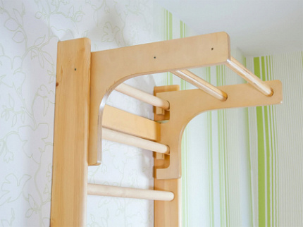 Турник навесной на шведскую стенку деревянный