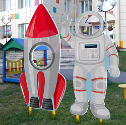 Композиция уличных фигур "Ракета и космонавт"