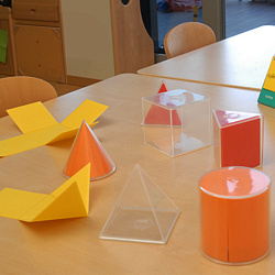 Фигуры геометрические складные 2D в 3D. Набор 8 см.(6 форм, 3 цвета)