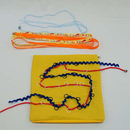 Желтый квадрат "Продень в колечко"