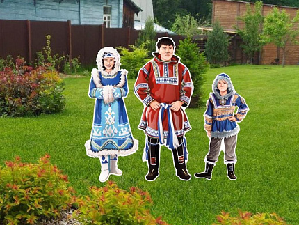 Композиция уличных фигур "Семья хантов"