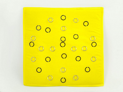 Желтый квадрат "Продень в колечко"